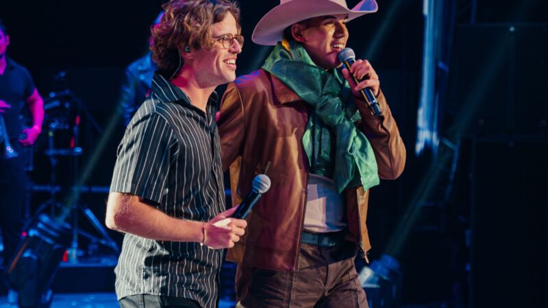 Direto de Portugal, Zé Vaqueiro se une com vocalista do grupo Napa, para gravar uma nova versão da música viral “Deslocado”