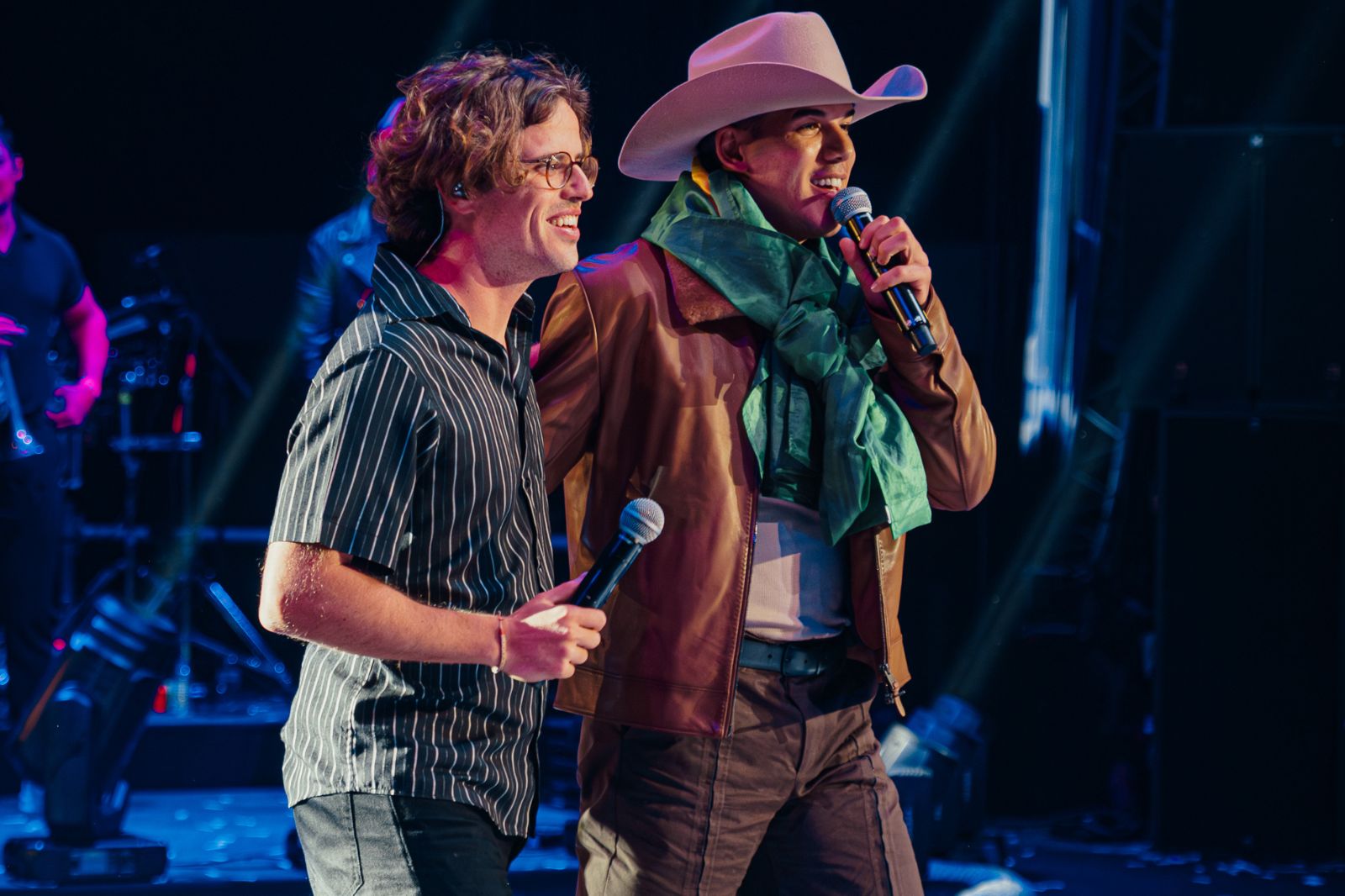 Direto de Portugal, Zé Vaqueiro se une com vocalista do grupo Napa, para gravar uma nova versão da música viral “Deslocado”