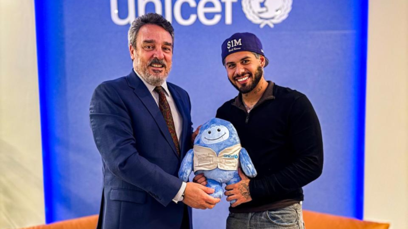 Zé Felipe visita sede da UNICEF em Brasília.