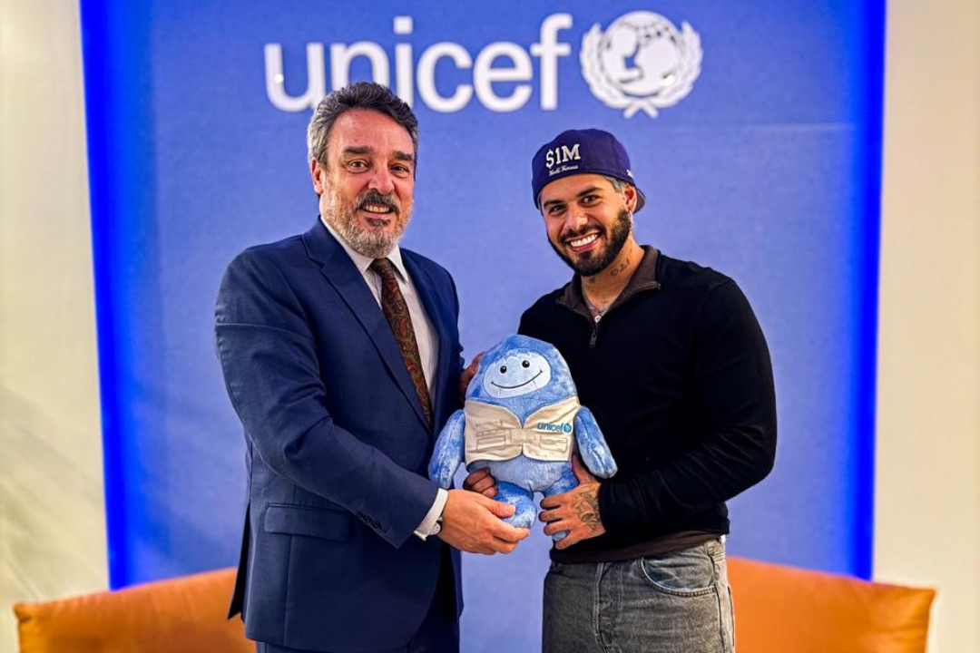 Zé Felipe visita sede da UNICEF em Brasília.