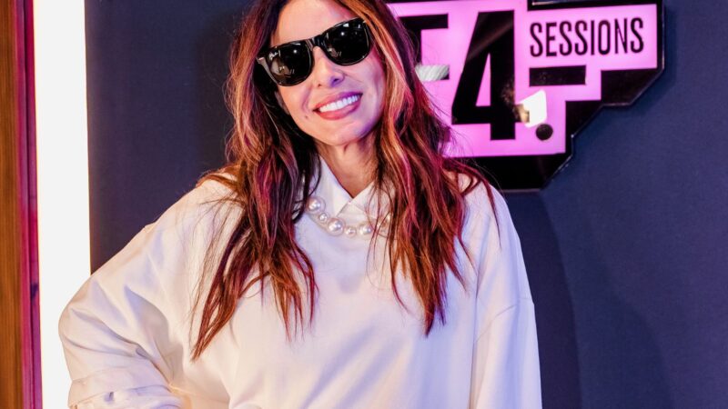 Alinne Rosa lança faixas inéditas em especial acústico.