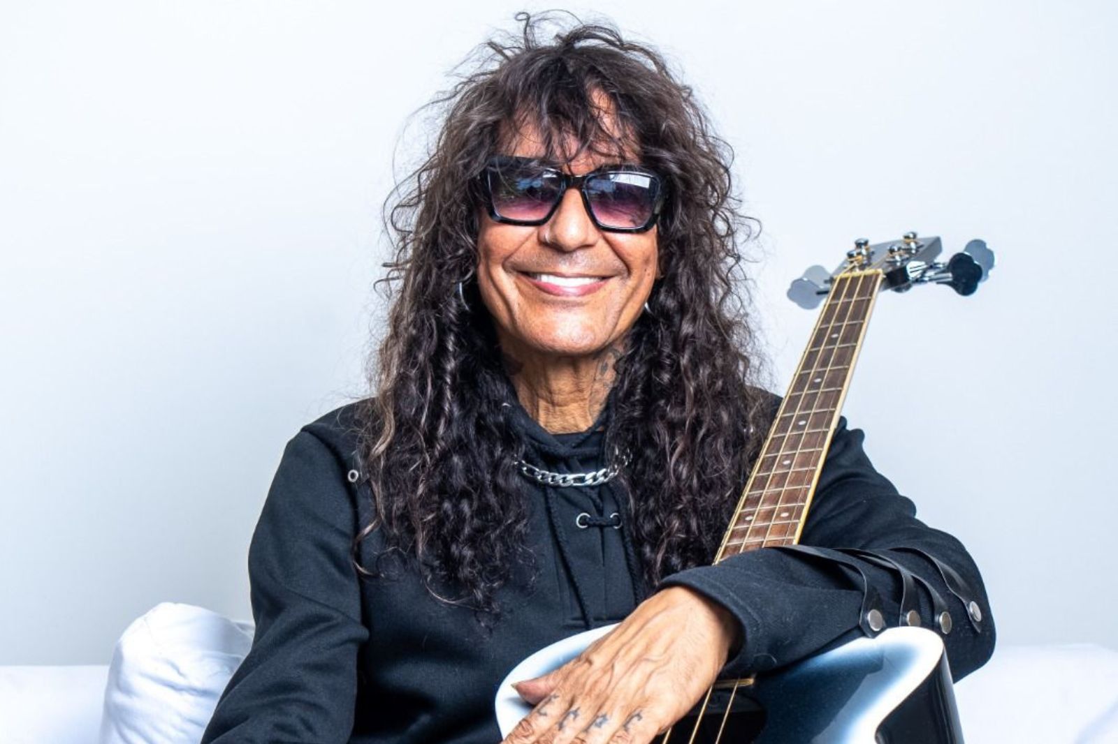 Luiz Caldas celebra sua trajetória no Sesc 14 Bis e no CPF do Sesc com show “Voz e Violão” e bate-papo sobre o álbum que deu origem ao axé.