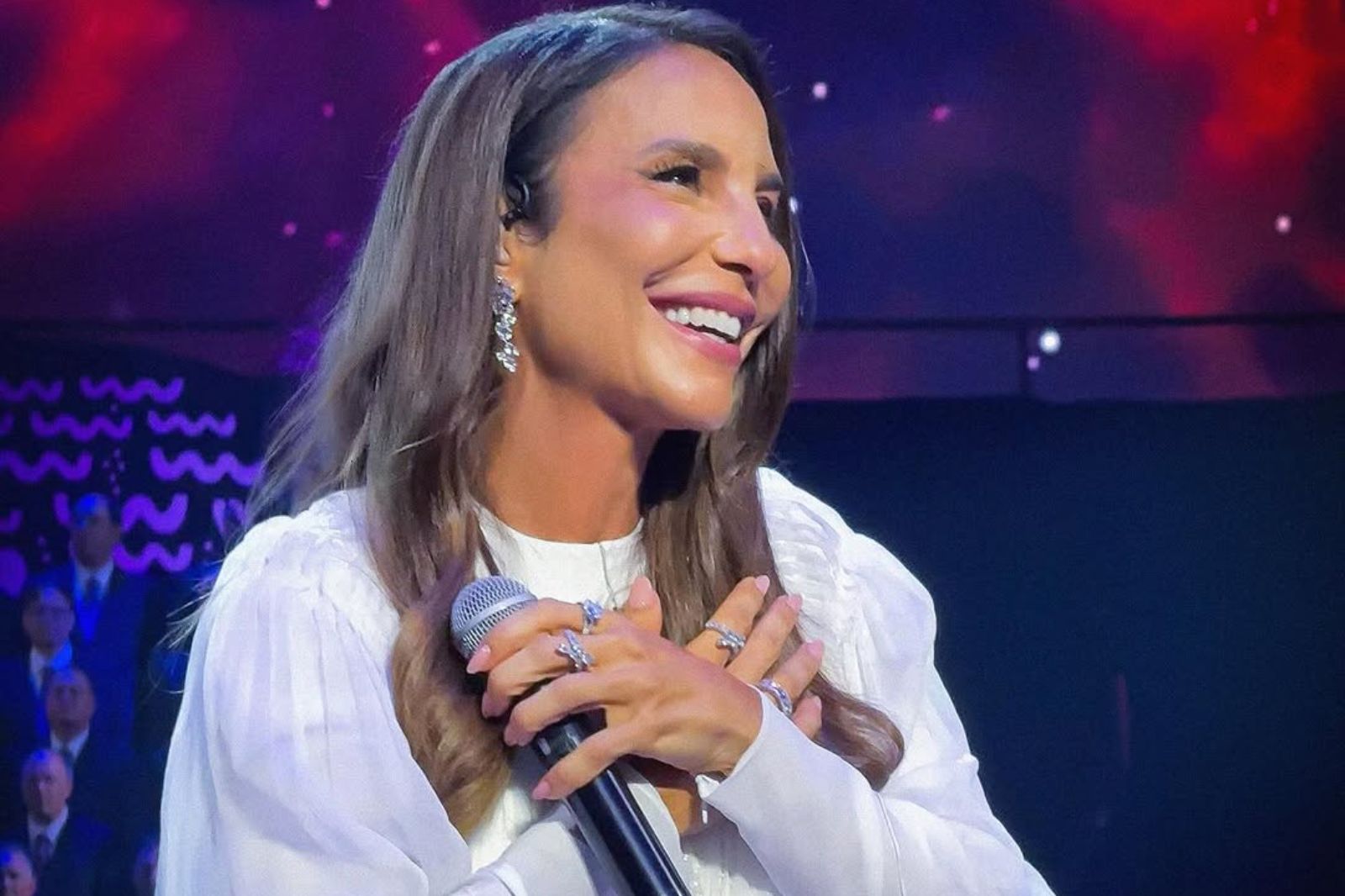 Após acidente doméstico, Ivete Sangalo revela que passará por cirurgia.