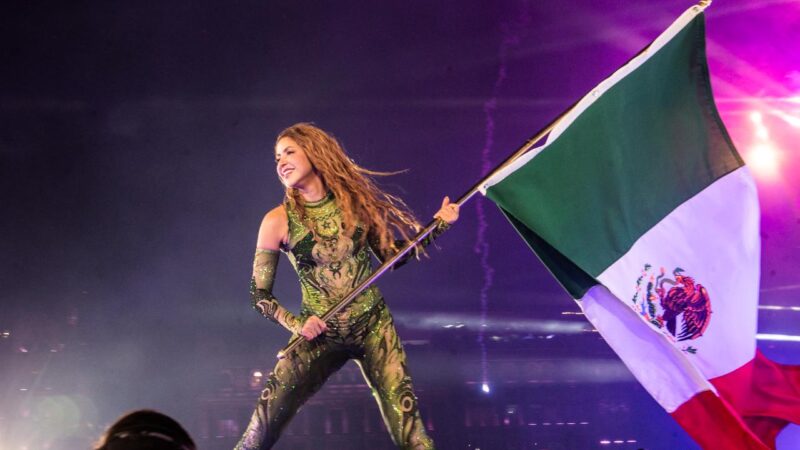 Shakira quebra recorde no Zócalo da Cidade Do México com 400 mil presentes em show histórico.