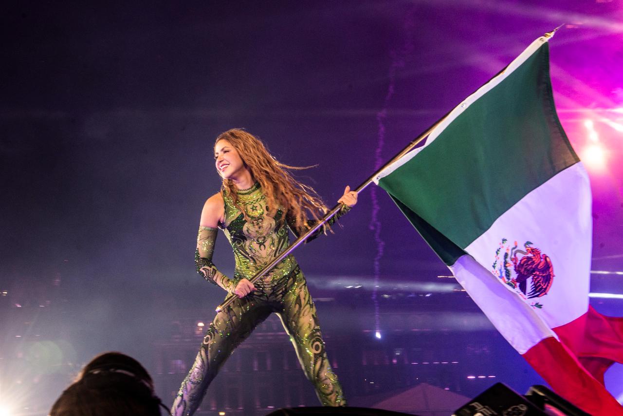 Shakira quebra recorde no Zócalo da Cidade Do México com 400 mil presentes em show histórico.