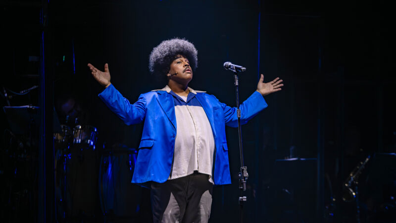 Musical de Tim Maia chega ao Rio com montagem renovada e celebra legado que atravessa gerações.