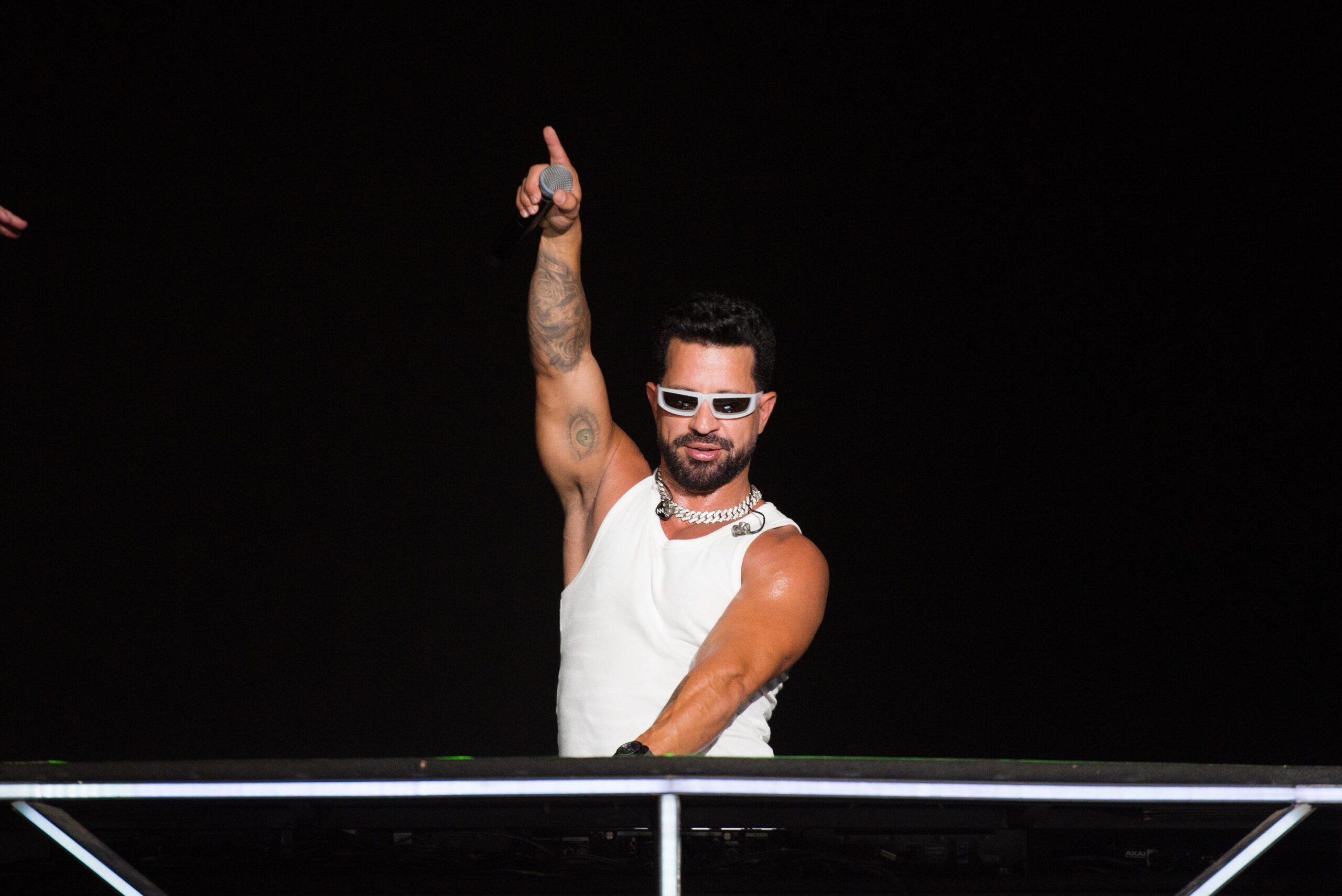 DENNIS esclarece situação sobre “Barraco II” e reforça respeito por Tati Quebra Barraco.