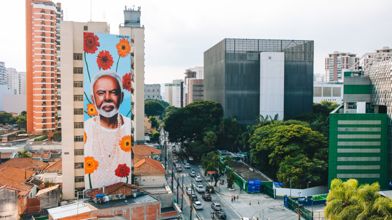 30e homenageia Gilberto Gil com arte urbana dedicada ao artista na capital paulista.