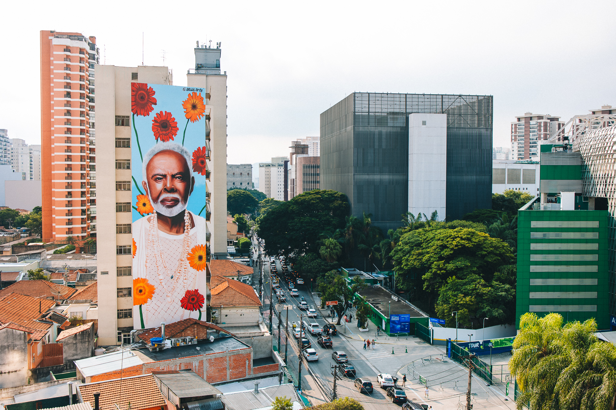 30e homenageia Gilberto Gil com arte urbana dedicada ao artista na capital paulista.