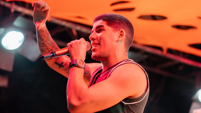 Zé Vaqueiro faz show surpresa na Rocinha e anima público com forró.