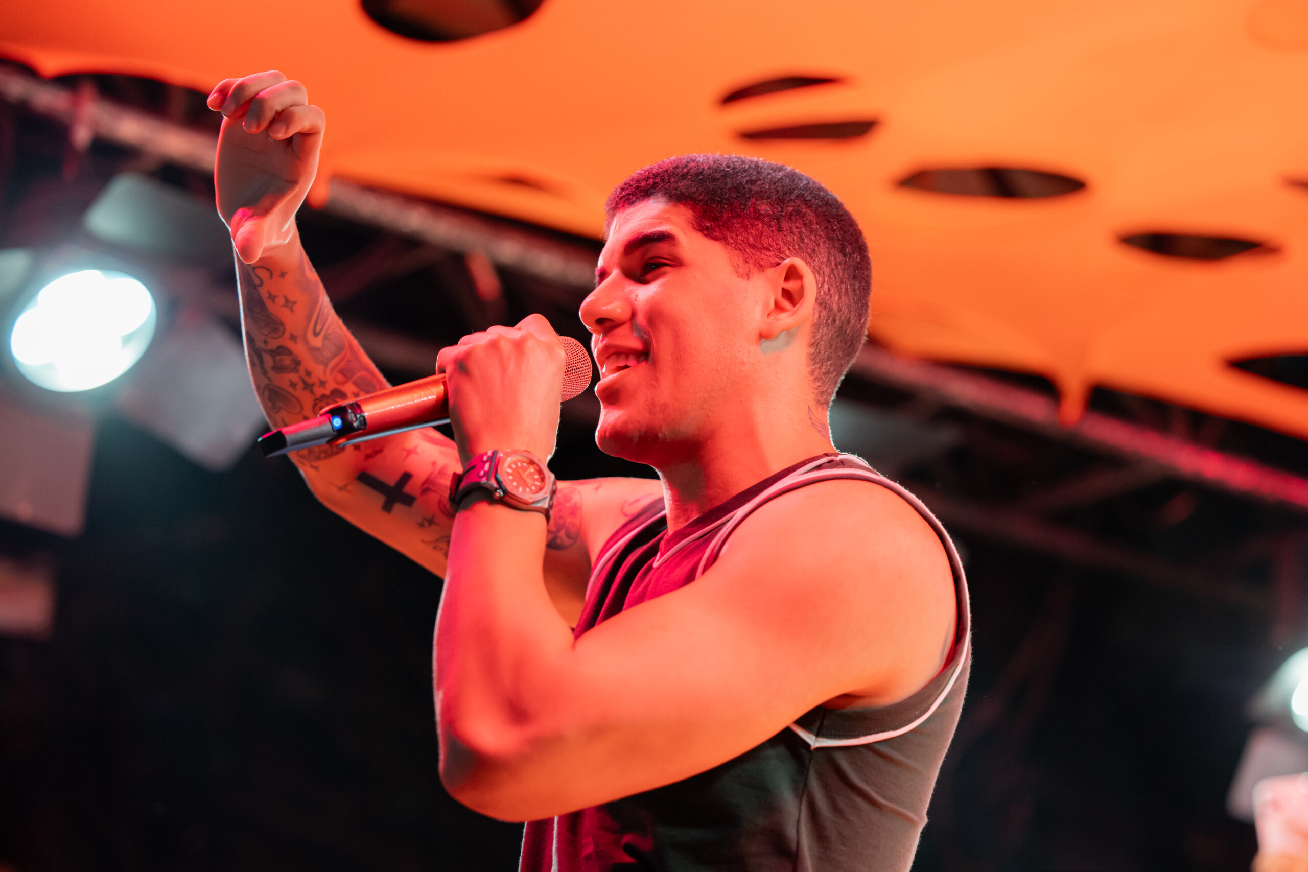 Zé Vaqueiro faz show surpresa na Rocinha e anima público com forró.