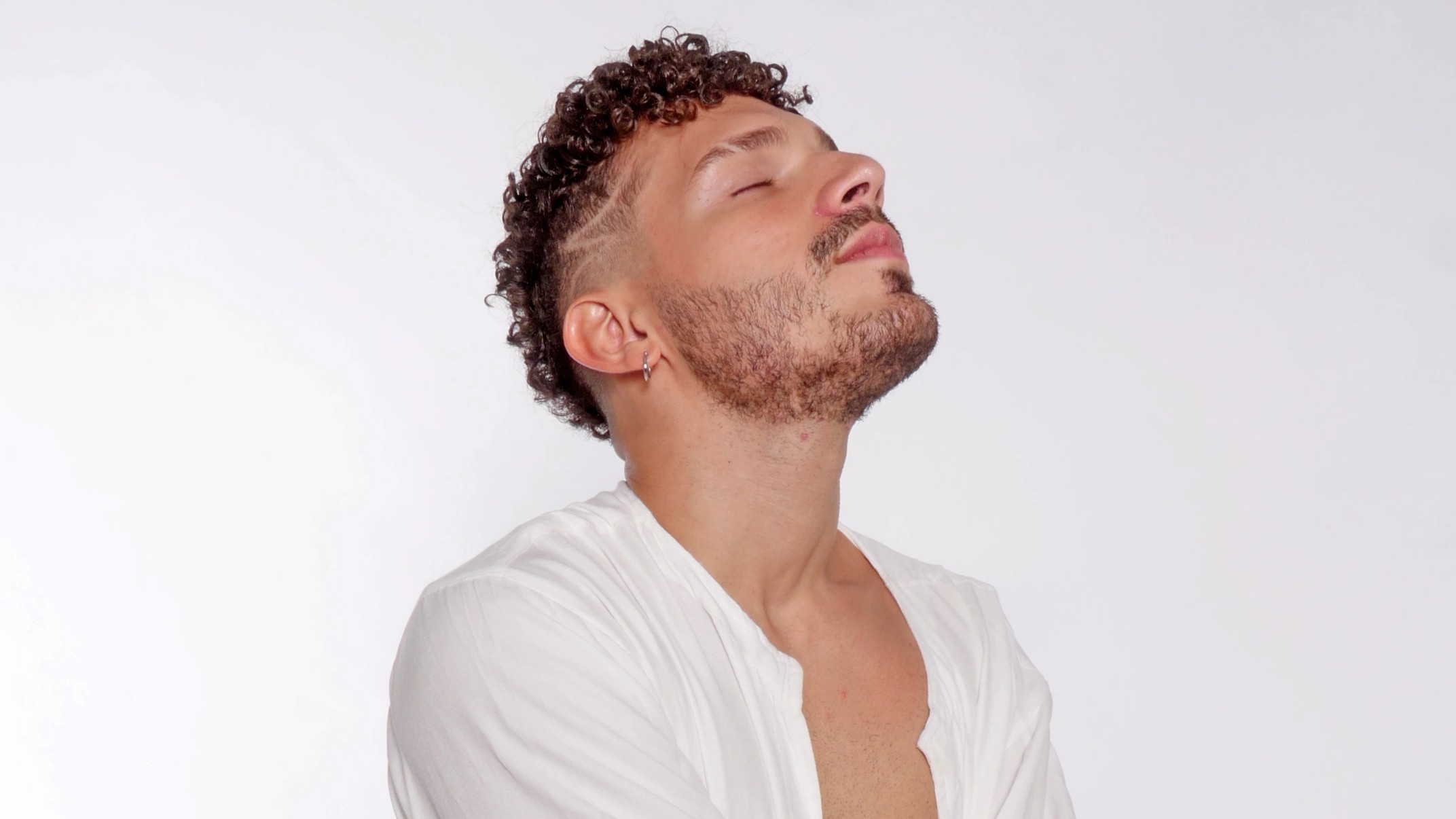 “Histórias Que Terminam Bem”: Caio Cortez canta o fim que também é começo.