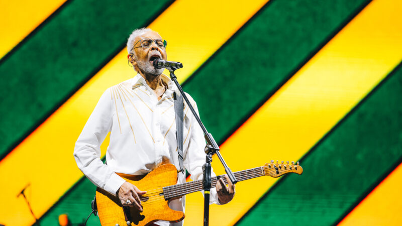 Gilberto Gil encerra TEMPO REI após receber mais de 1 milhão de fãs em 30 apresentações.