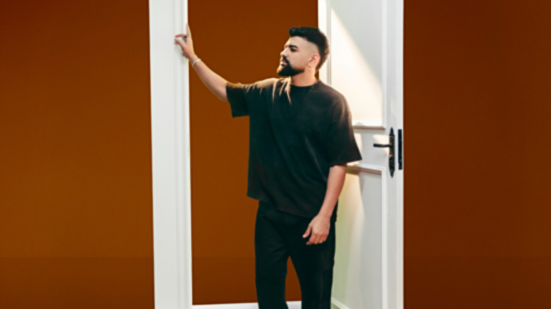 “Conteúdo Sensível”: Dilsinho libera “Inverteu” e reforça clima de terapia musical.