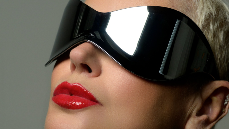 Xuxa anuncia show “O Último Voo da Nave”, no Maracanã (RJ).