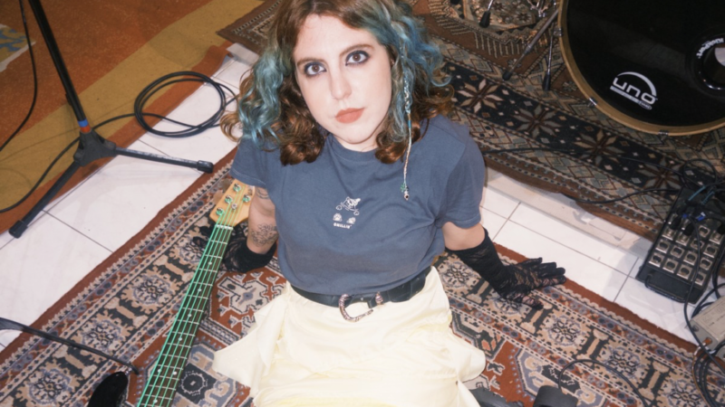 Com energia pop punk e humor ácido, Tuany apresenta “Deito e Choro”