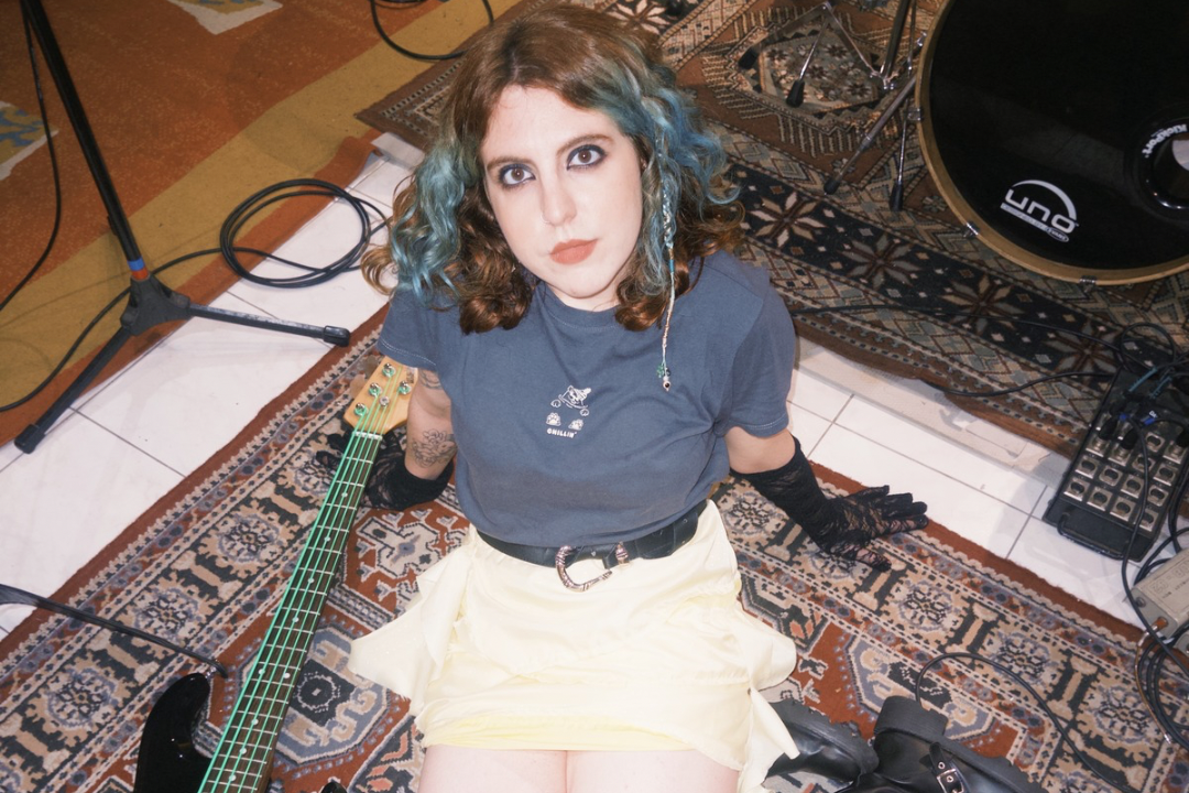 Com energia pop punk e humor ácido, Tuany apresenta “Deito e Choro”