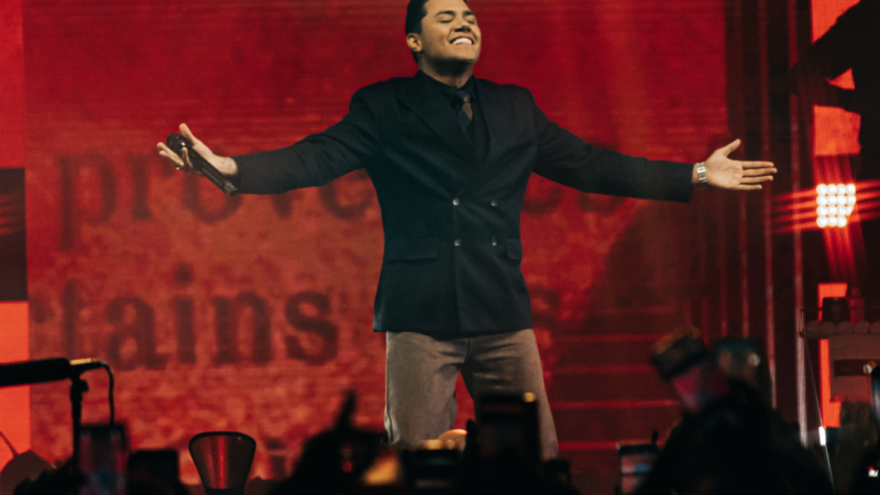 Felipe Araújo estreia turnê “Eu, Felipe Araújo” com casa cheia no Villa Country.