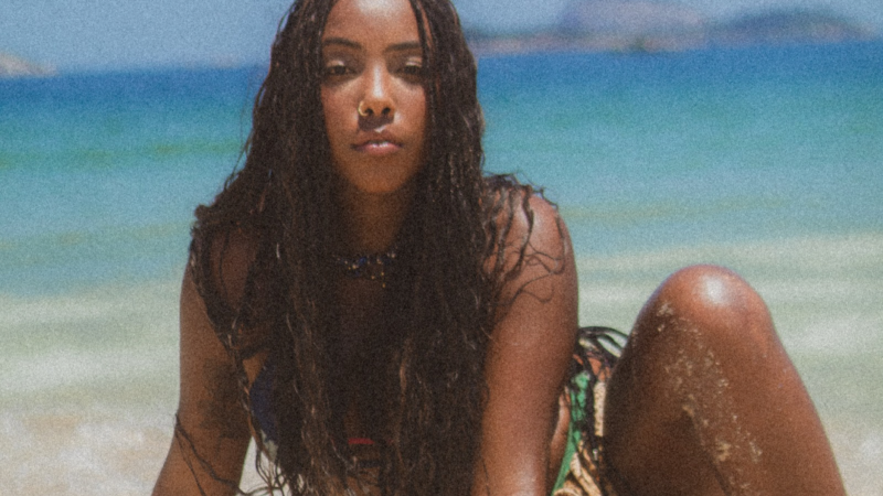 Conheça Amanda Sarmento, cantora de R&B empresariada pela atriz Clara Moneke.