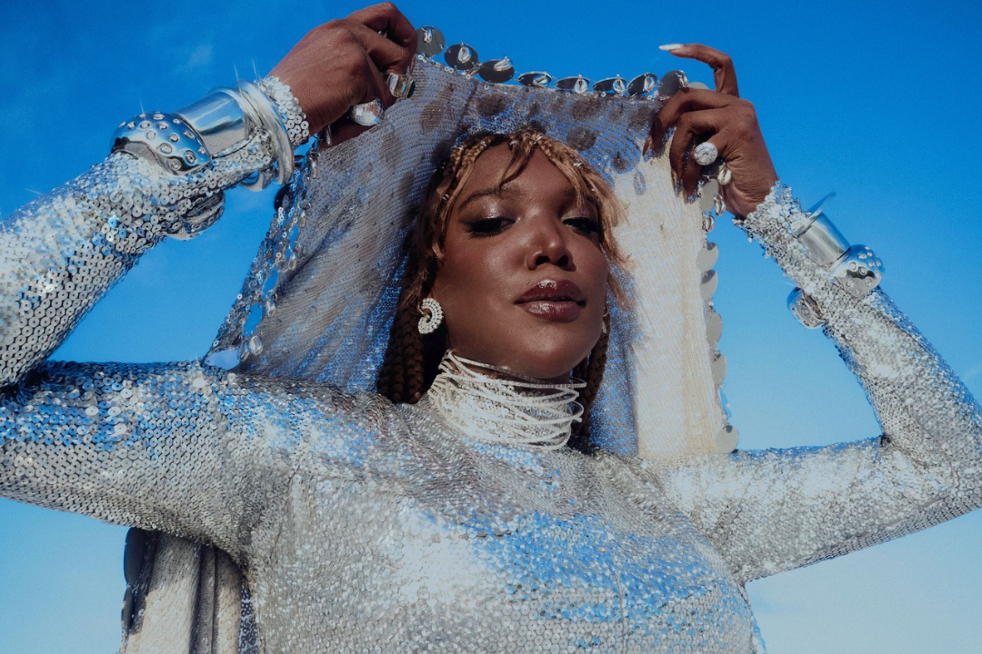 Majur estreia show do álbum “Gira Mundo” no Rio e celebra a cultura afro-brasileira.