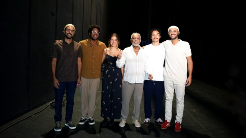 Brasileiros em Paris: Back2Black Festival estreia em Paris no Théâtre du Châtelet com Gilberto Gil, Agnes Nunes, roda de samba, obras de Carybé e exibição de 3 Obás de Xangô.