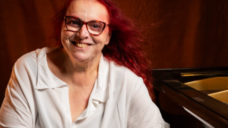 Cida Moreira em “me acalmo danando – a música de Angela Ro Ro”