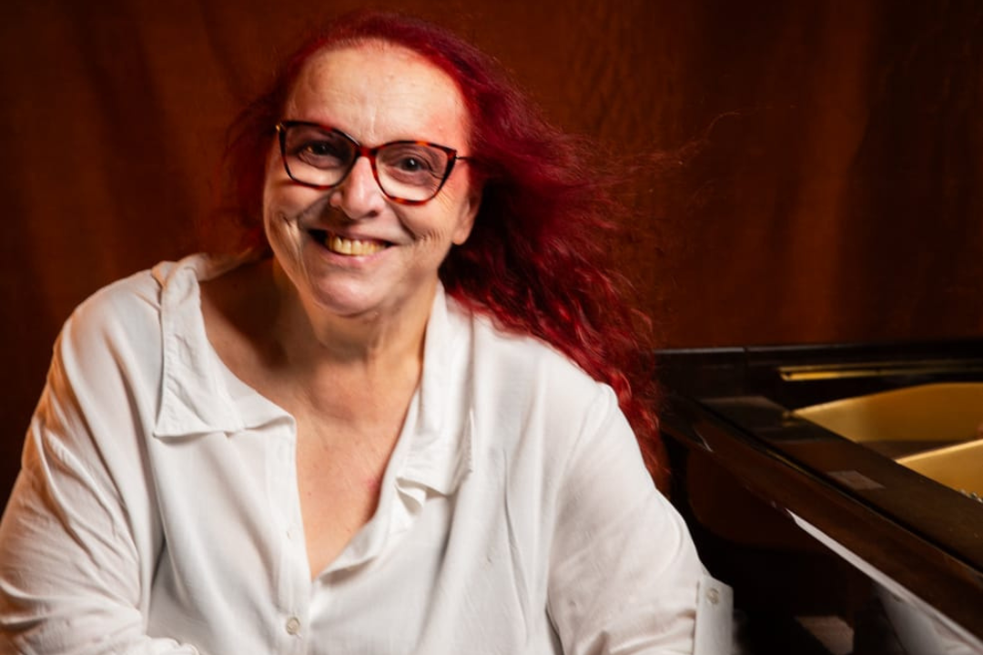 Cida Moreira em “me acalmo danando – a música de Angela Ro Ro”