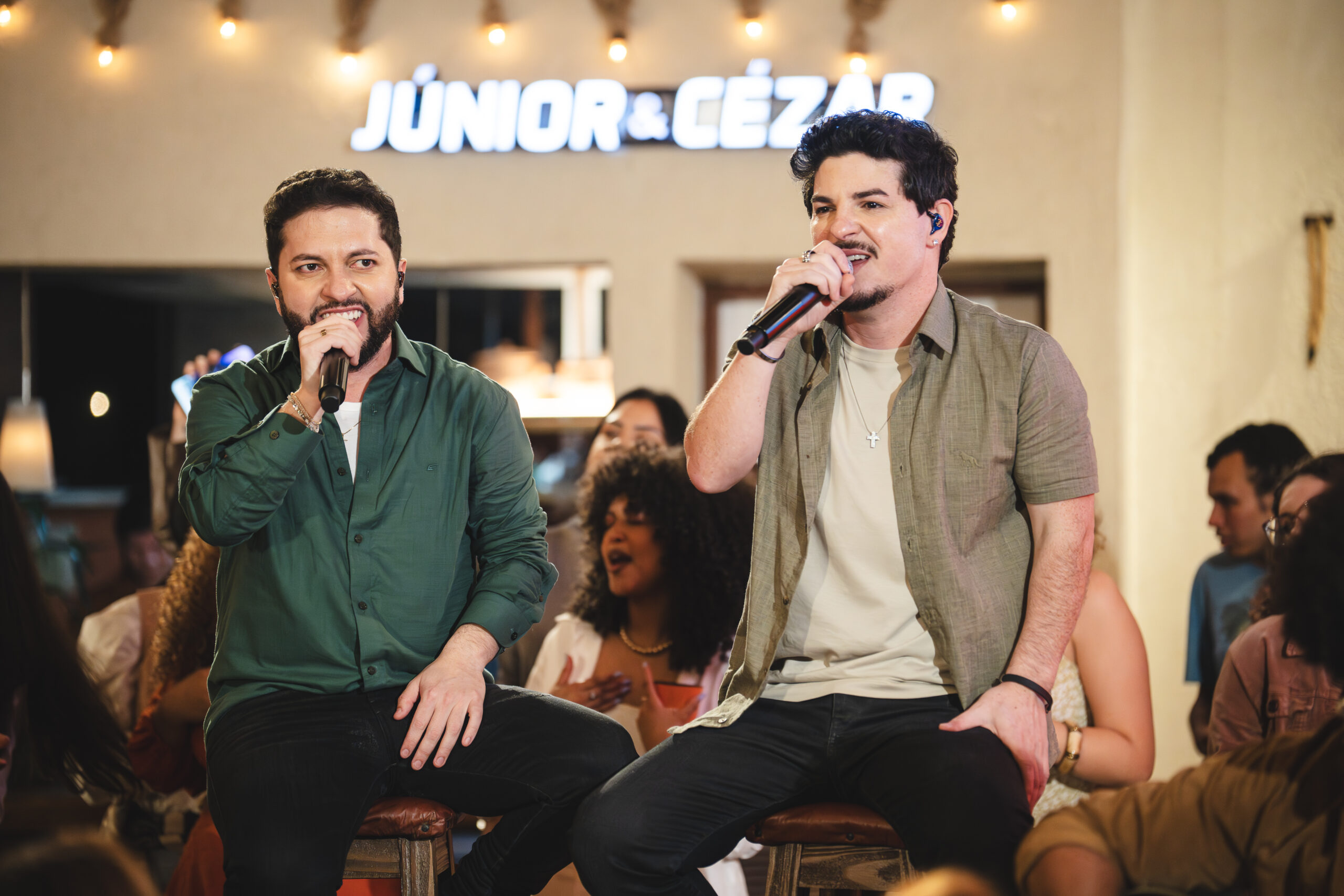 Júnior e Cézar apresentam a sequência do projeto “Daquele Jeitão” com faixas inéditas.