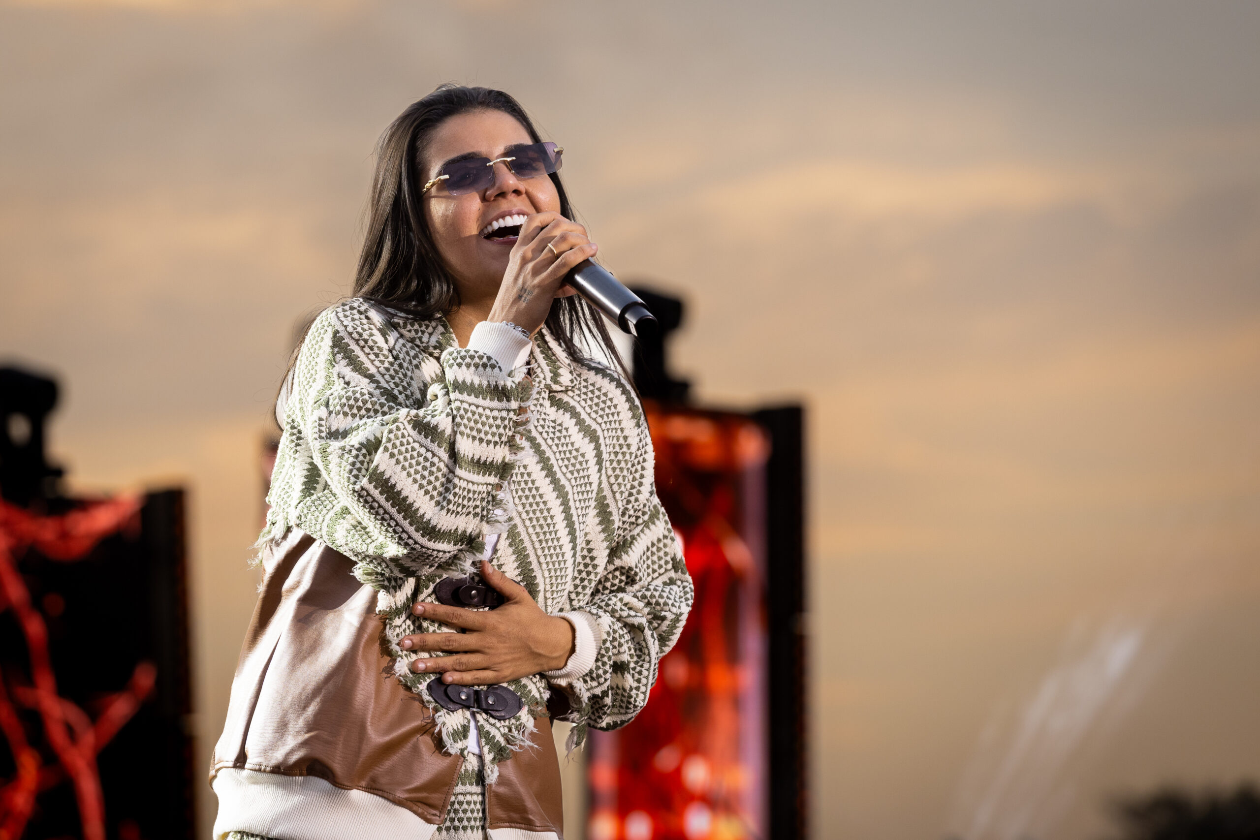 Yasmin Santos lança “Intuição Vol.2” e aposta no romantismo de “200 Anos” como símbolo de amor para a vida inteira.