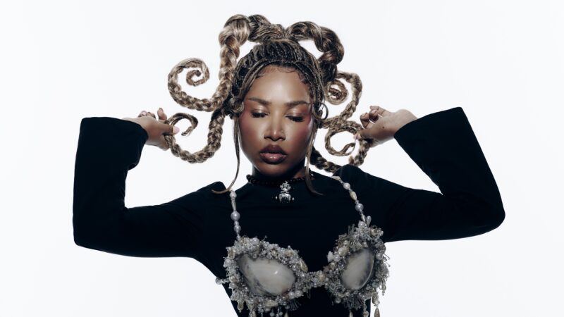 Ebony narra trajetória de cura e ascensão e firma a potência de sua arte com versão (De Luxo) do elogiado KM2.