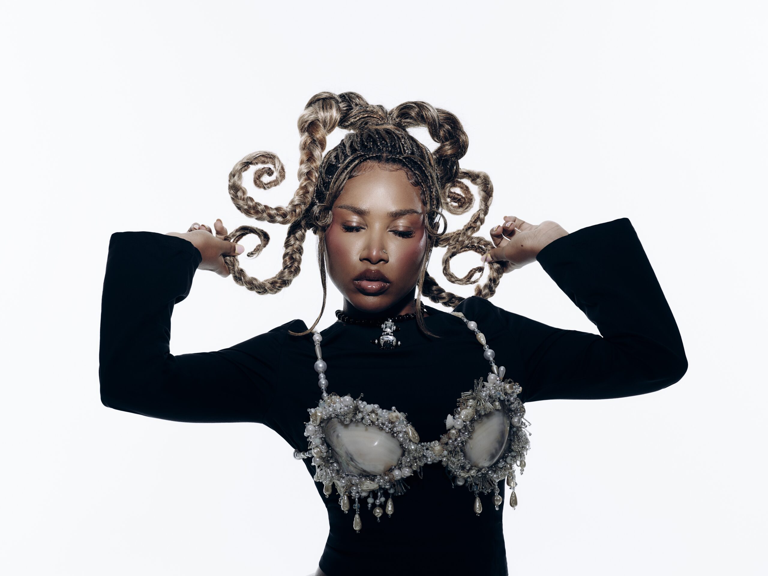 Ebony narra trajetória de cura e ascensão e firma a potência de sua arte com versão (De Luxo) do elogiado KM2.