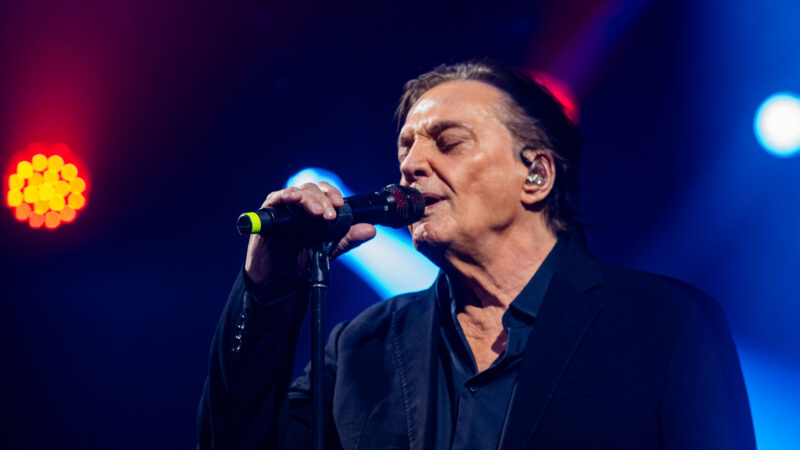 Fábio Jr. reúne mais de 2 mil pessoas em show beneficente em Barretos.