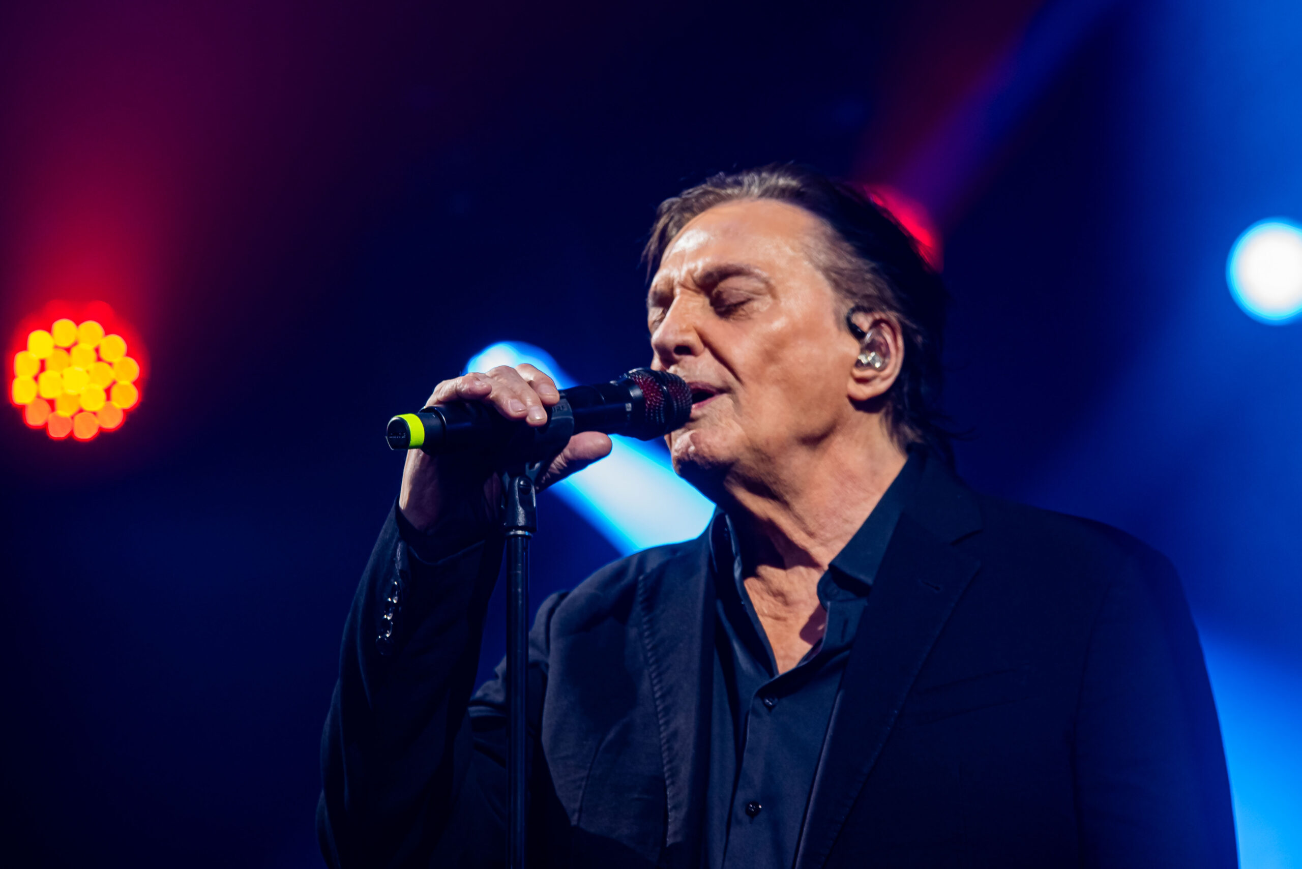 Fábio Jr. reúne mais de 2 mil pessoas em show beneficente em Barretos.