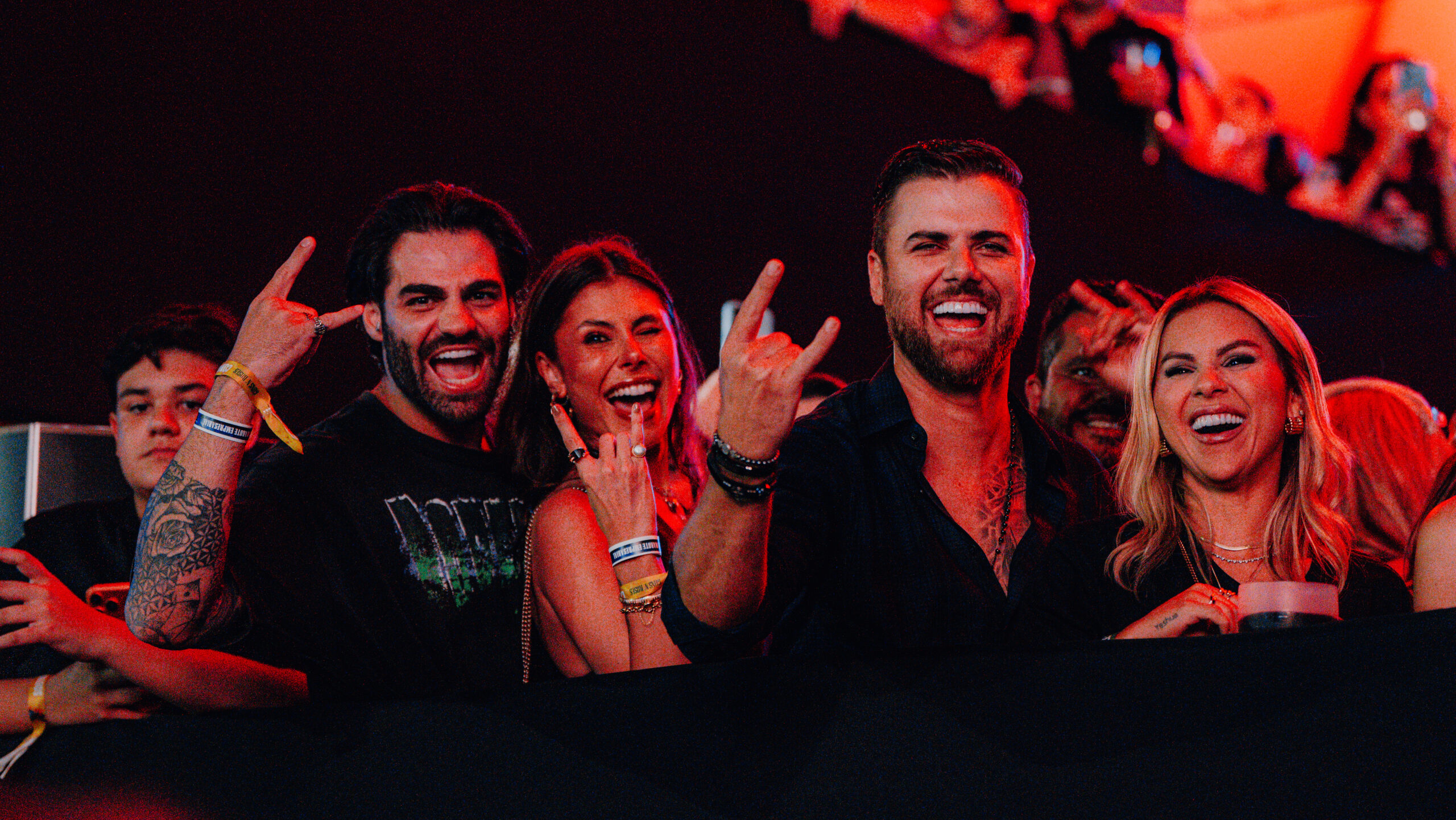 Zé Neto e Cristiano curtem show do Guns N’ Roses ao lado das esposas em São José do Rio Preto.