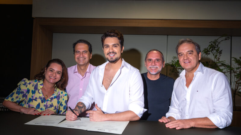 Luan Santana renova contrato com a Sony Music após sequência de grandes projetos e recordes.