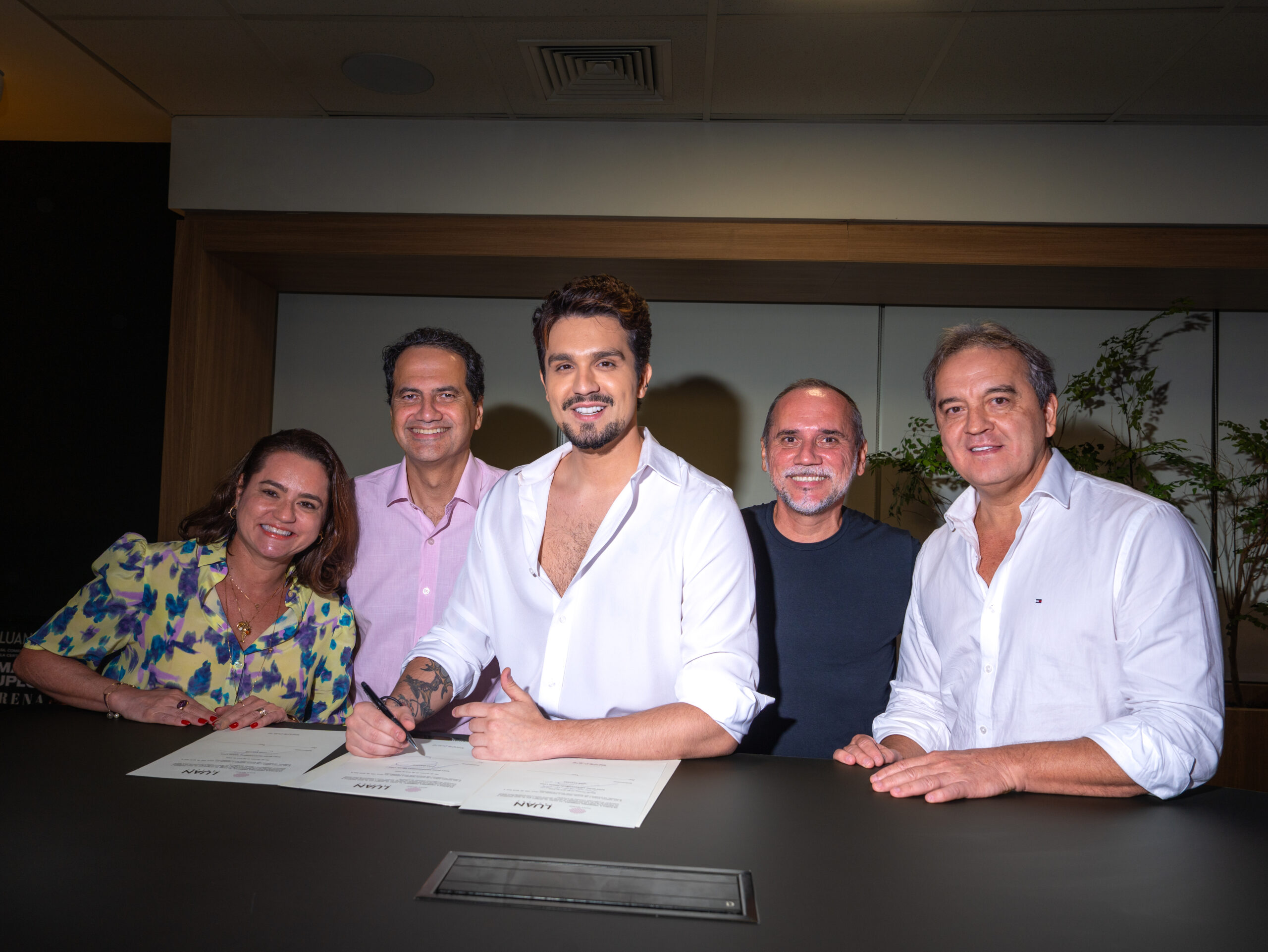 Luan Santana renova contrato com a Sony Music após sequência de grandes projetos e recordes.