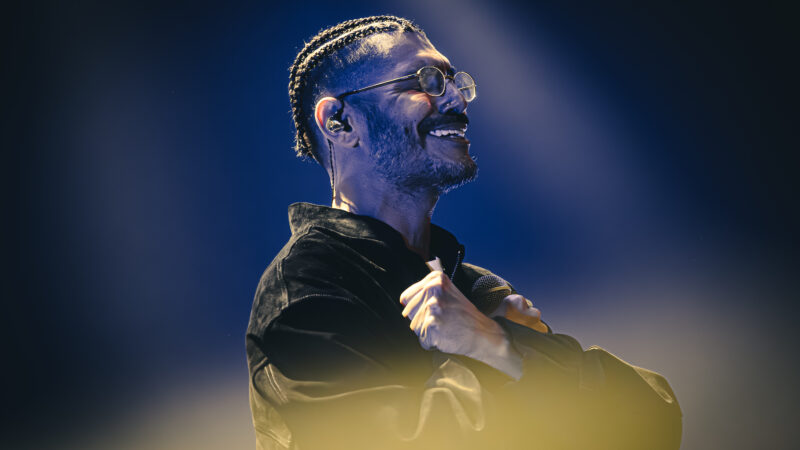 Criolo encerra turnê Criolo 50 com ingressos esgotados em São Paulo.