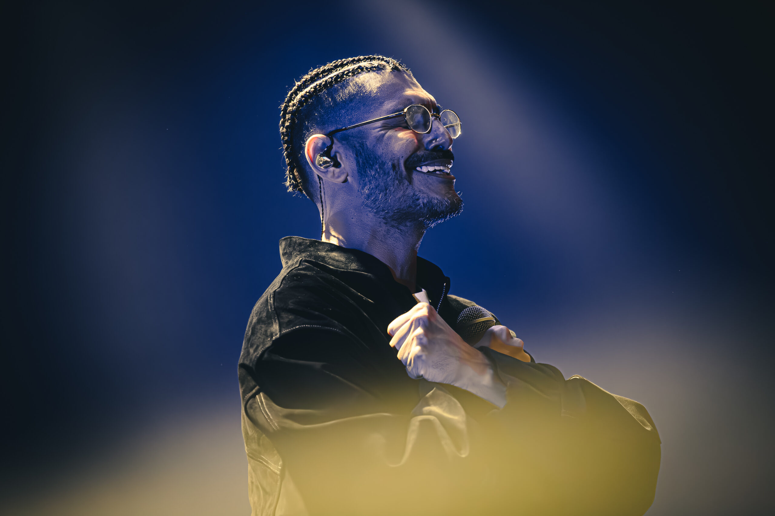 Criolo encerra turnê Criolo 50 com ingressos esgotados em São Paulo.