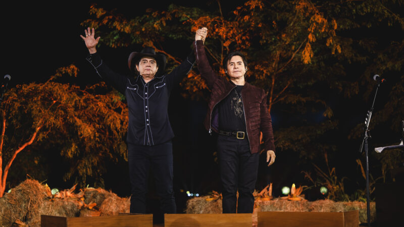 Chitãozinho & Xororó gravam audiovisual “Meninos de Roça” emmomento intimista no interior de São Paulo.