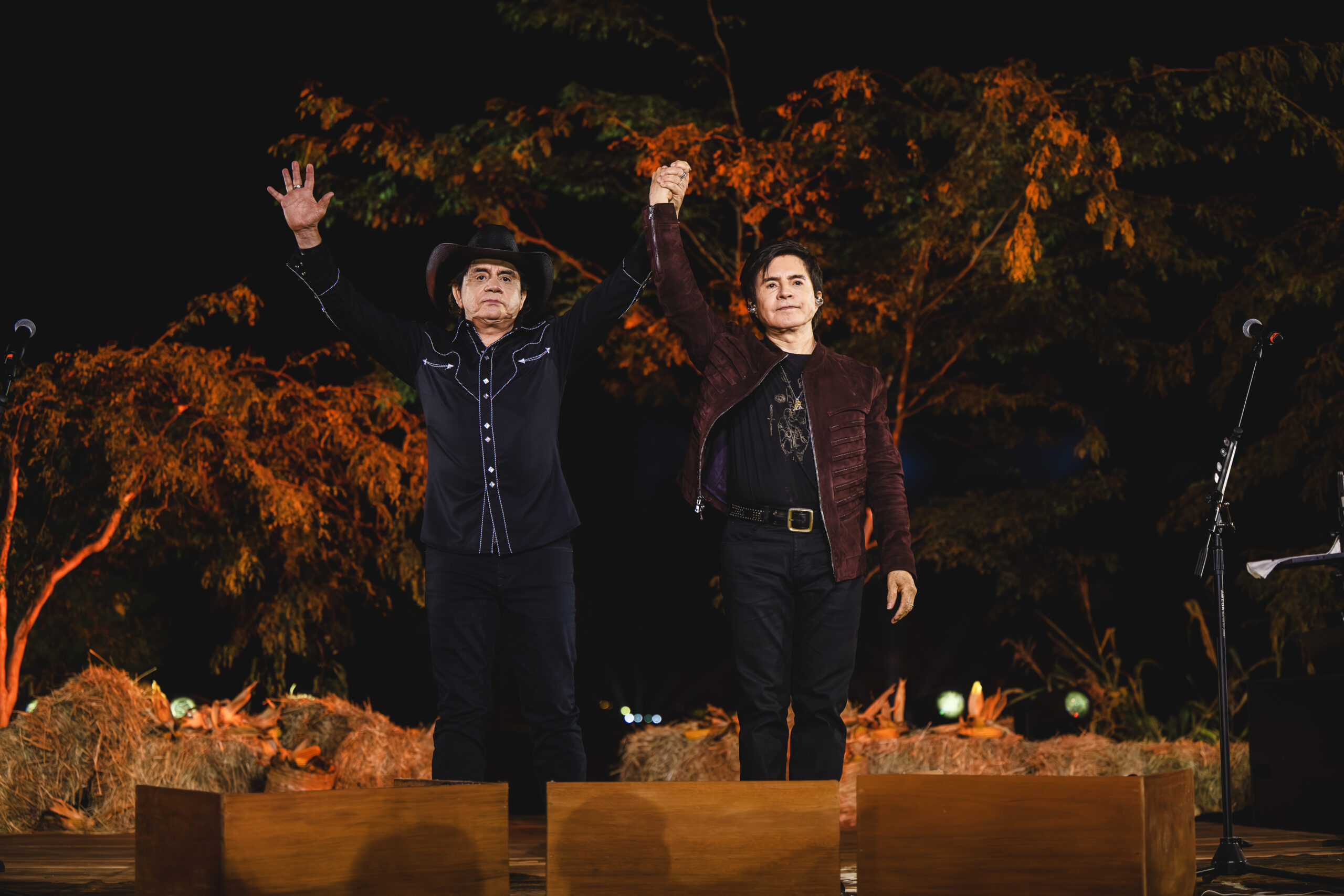 Chitãozinho & Xororó gravam audiovisual “Meninos de Roça” emmomento intimista no interior de São Paulo.