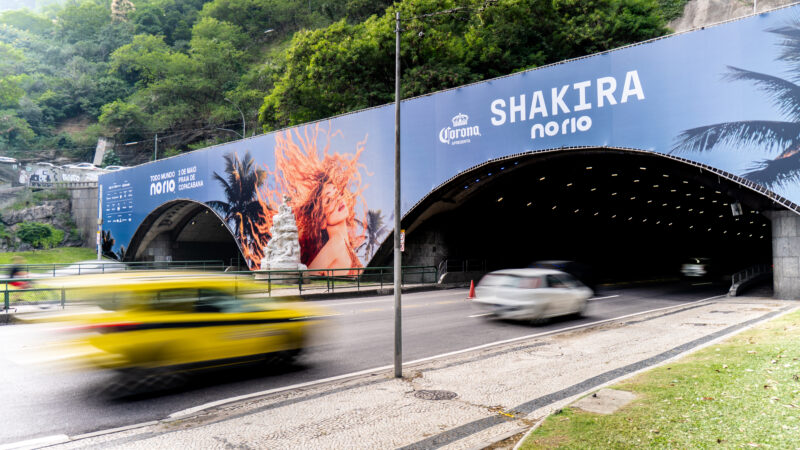 A cidade já está pronta para receber Shakira. 