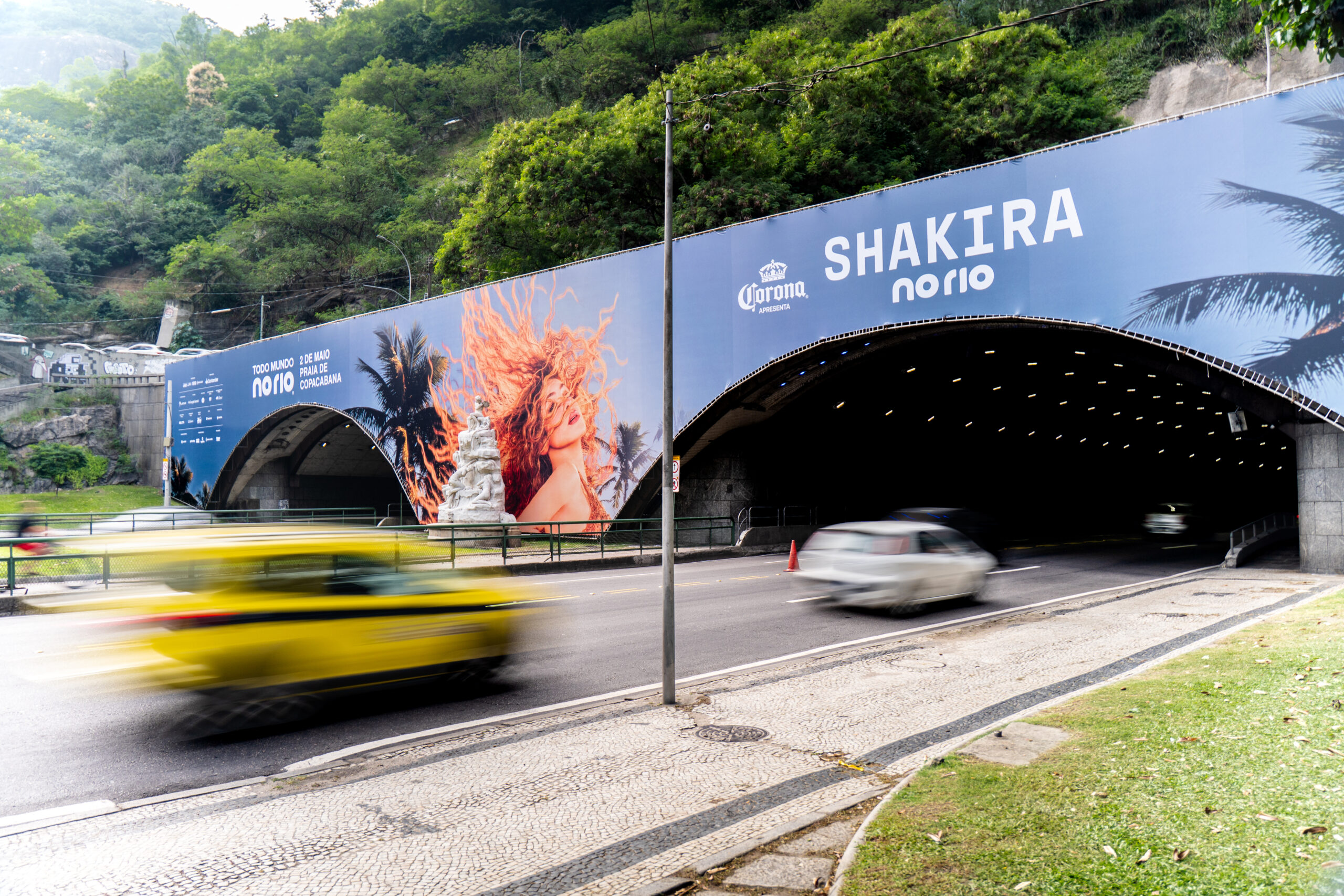 A cidade já está pronta para receber Shakira. 