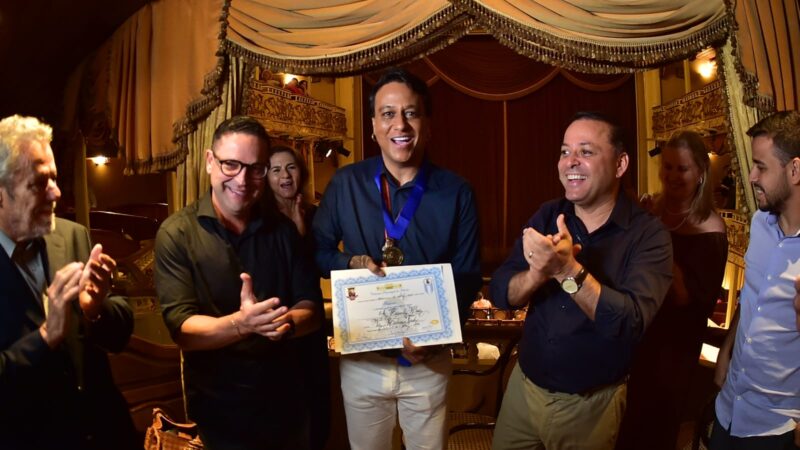 Filho de Tim Maia recebe Medalha Leila Diniz em noite histórica no Theatro Municipal de Niterói.