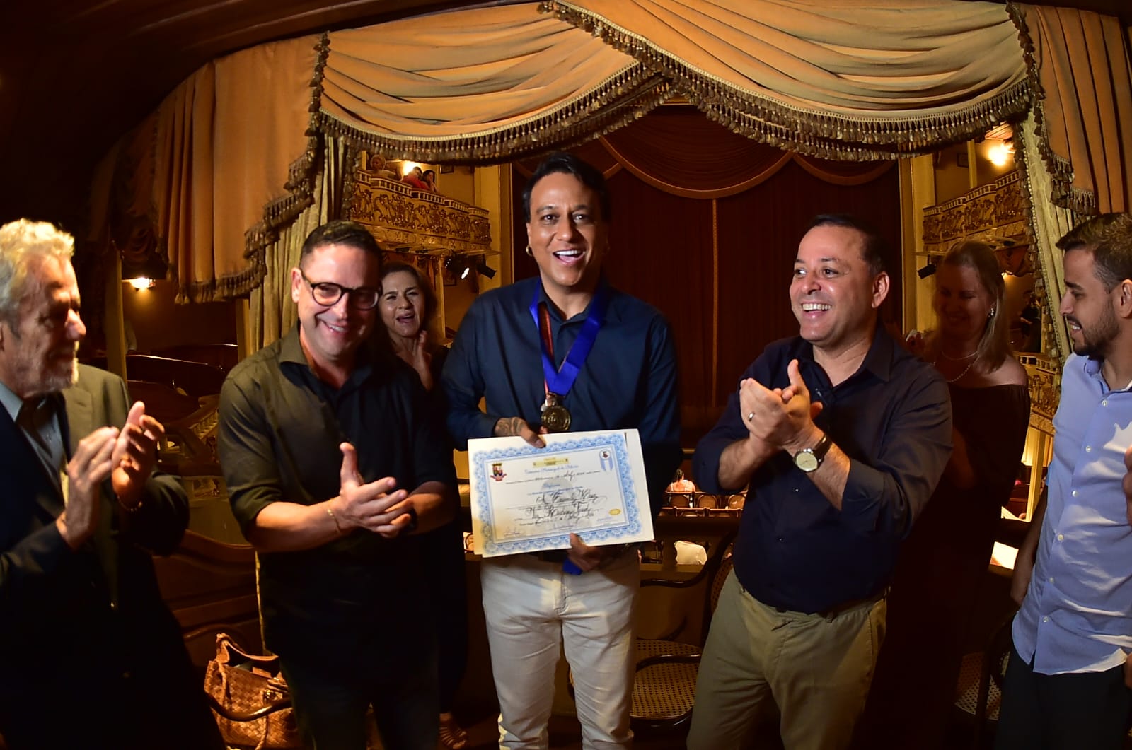 Filho de Tim Maia recebe Medalha Leila Diniz em noite histórica no Theatro Municipal de Niterói.