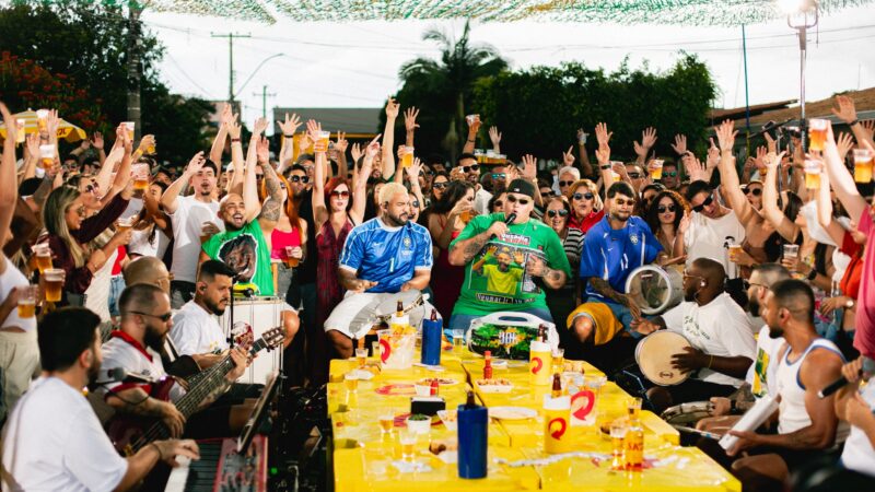 Menos é Mais transforma memória em música e lança “Champanhe” com gravação emocionante na rua de infância dos integrantes.
