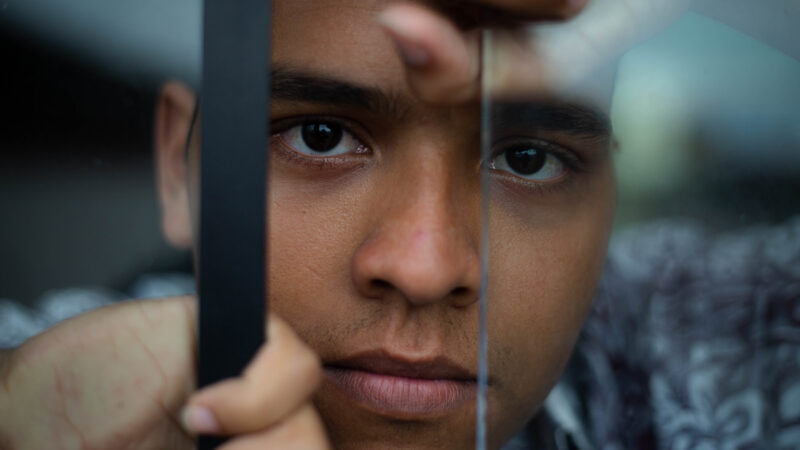 Zecca Gomes reflete sobre a “vida no automático” em novo single.