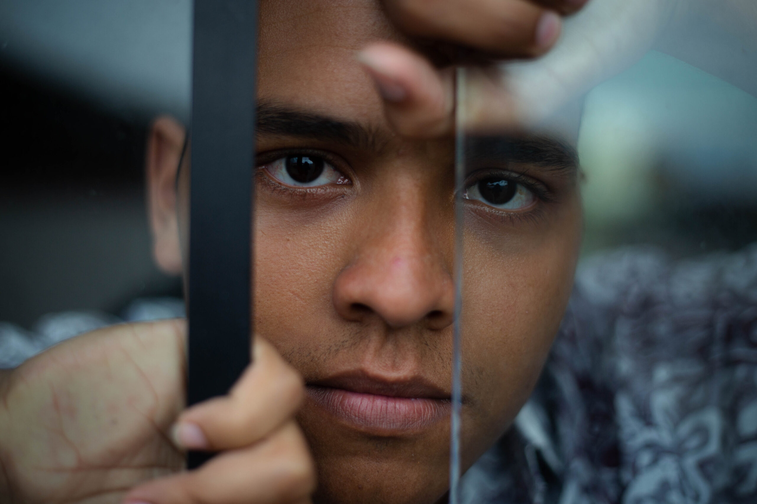 Zecca Gomes reflete sobre a “vida no automático” em novo single.