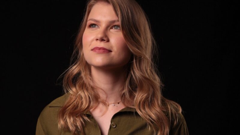 Vicka lança versão acústica de “Entre a Calma e a Loucura”, revisita o álbum em formato mais íntimo e sensível e revela detalhes em entrevista exclusiva ao Portal Sintoniza.