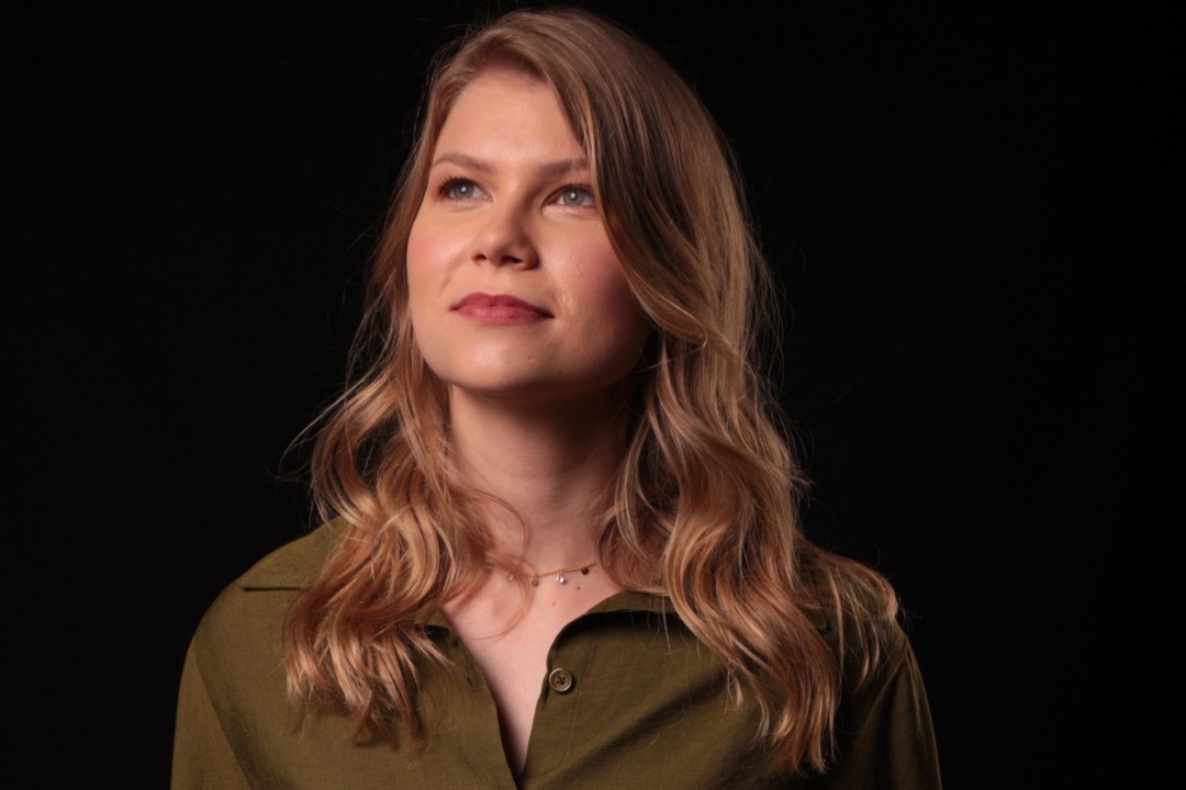 Vicka lança versão acústica de “Entre a Calma e a Loucura”, revisita o álbum em formato mais íntimo e sensível e revela detalhes em entrevista exclusiva ao Portal Sintoniza.