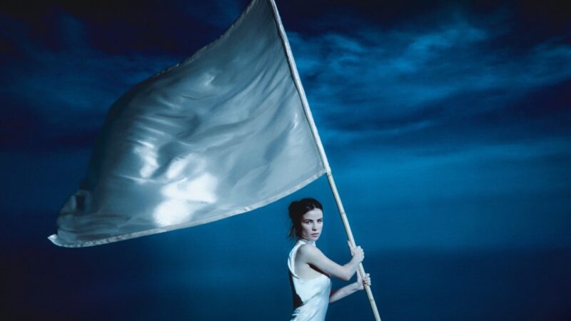 GIULIA BE apresenta EP em espanhol e lança videoclipe confessional de “bandera blanca”